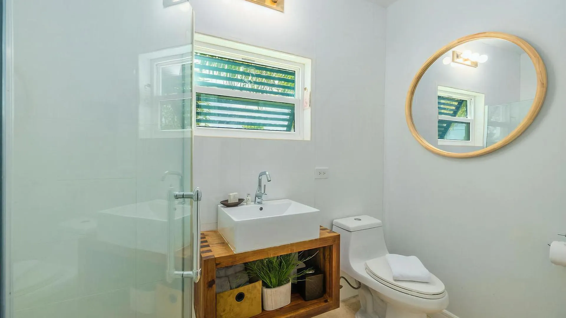 Fantastic 3-Bdr Villa With Gorgeous Pool View Palm Beach