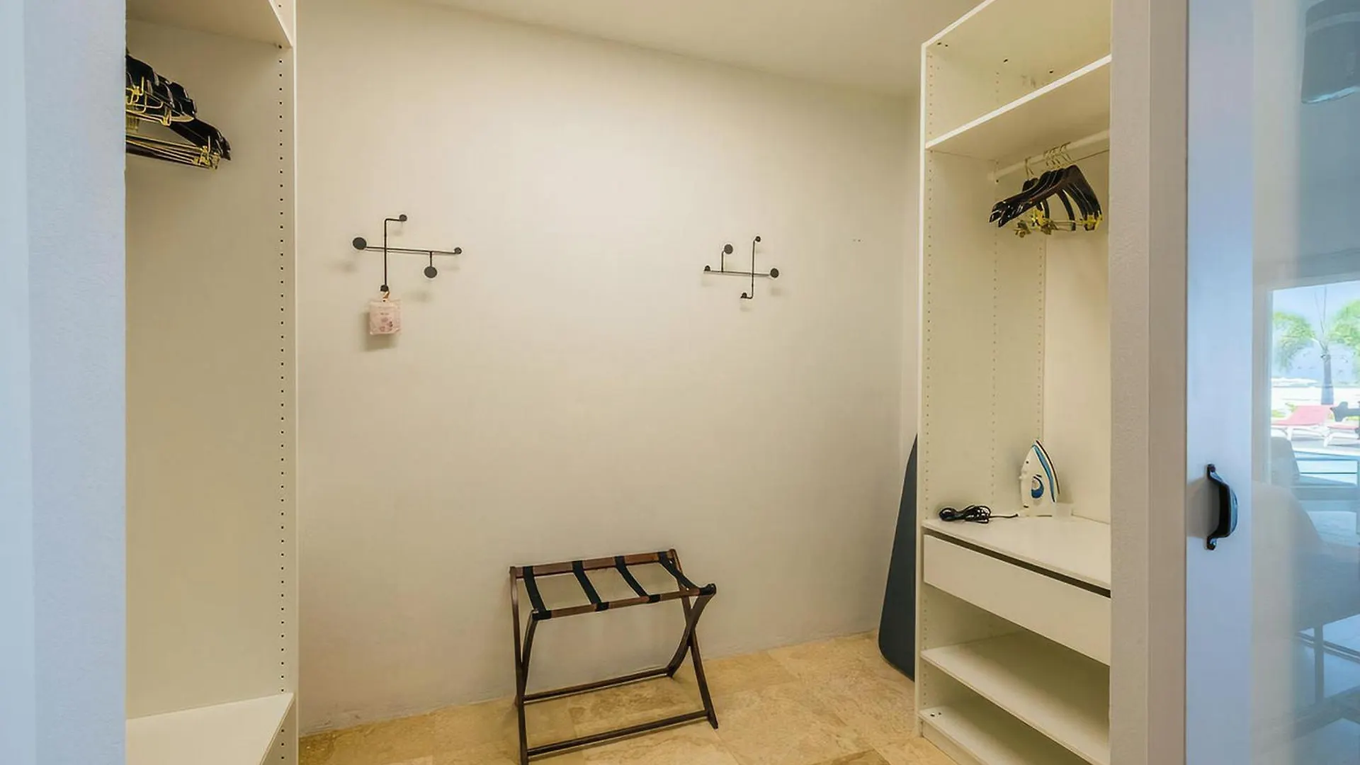 פאלם ביץ' Fantastic 3-Bdr Villa With Gorgeous Pool View 0*, פאלם ביץ' ארובה